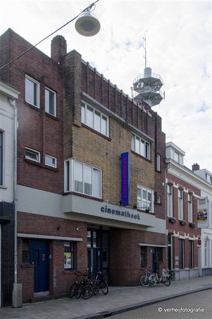 Winkel met bovenwoning in de Willem II-straat.
              <br/>
              Annemarieke Verheij, 14 augustus 2016